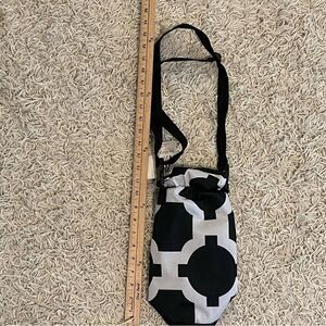 Buckhead Betties Drop the Latitude Black/White Insulated Wine Bag w/strap, NWT
